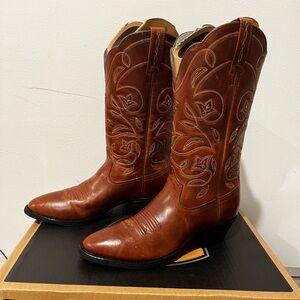 NWT Ariat Women’s Heritage R Toe Western Boots